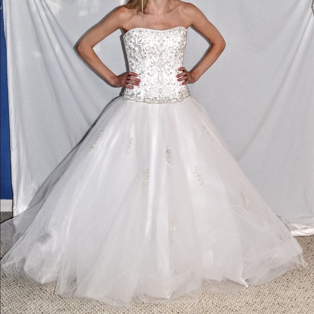 NWT white wedding dress fits size 4 (tag says 8)